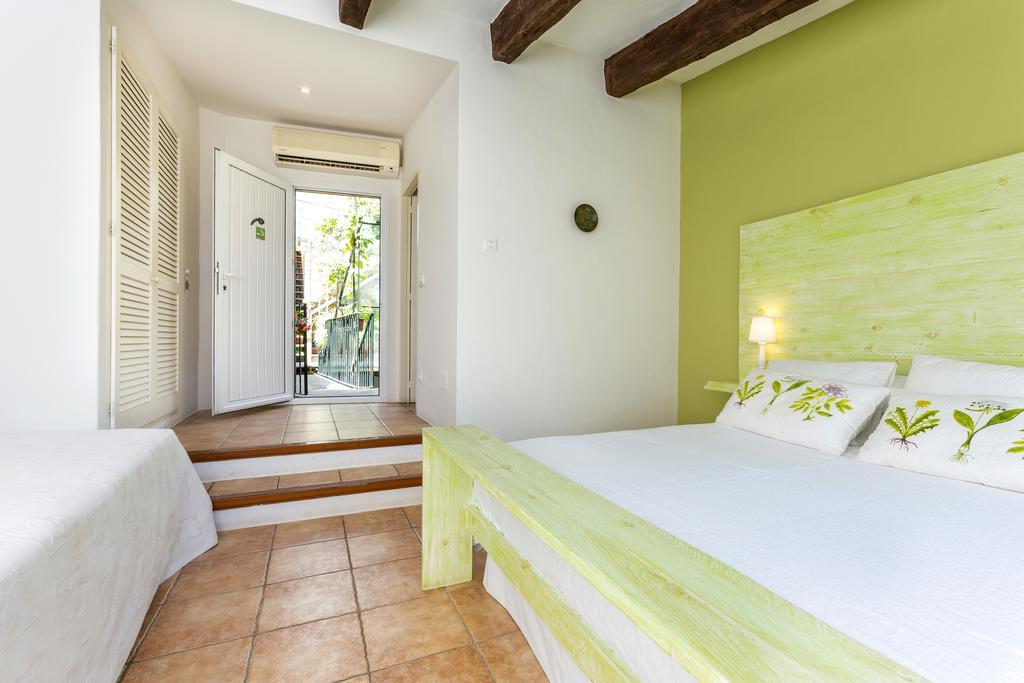 El Cau Del Papibou - Adults Only Hotel Peratallada Szoba fotó